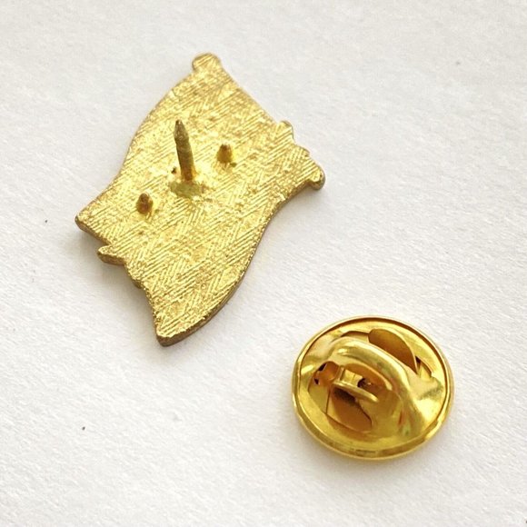 Vintage USO White Ribbon On American Flag Gold Tone Lapel Collar Pin Back 3/4” - Picture 4 of 4